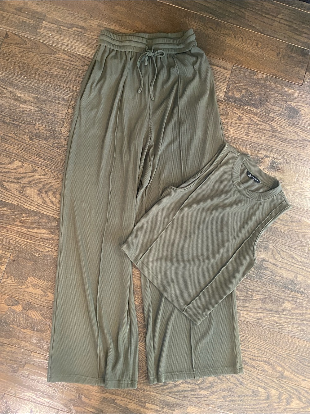 Wide-Leg Drawstring Pants in Olive Green - Picture 2 of 10